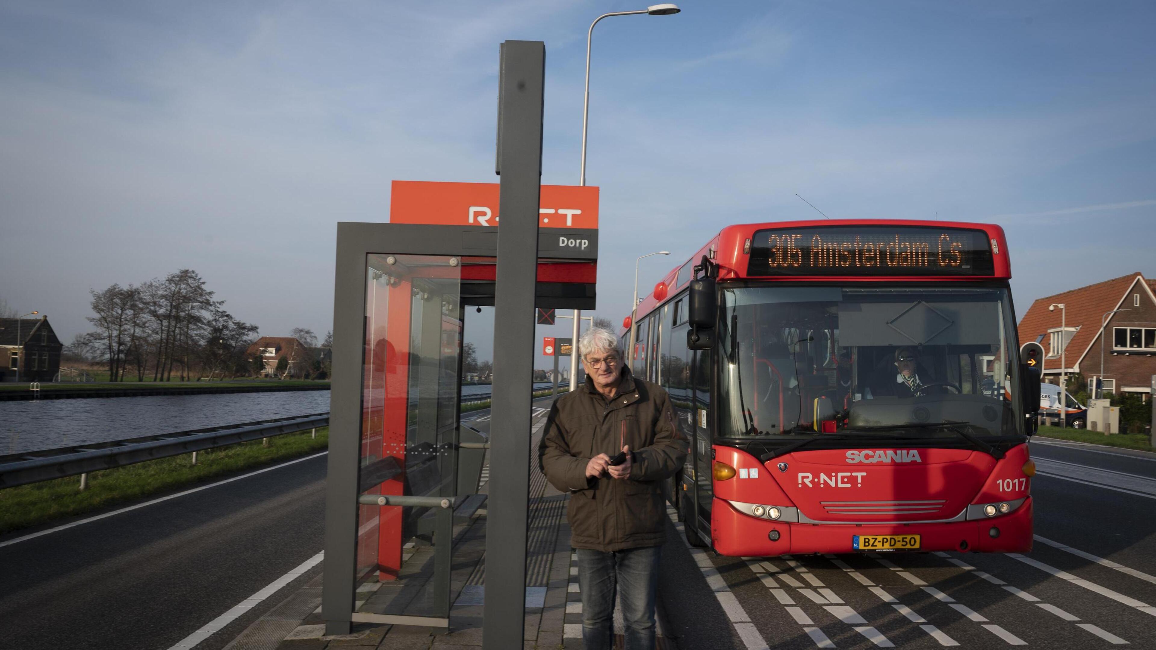 Raden wanneer de bus komt: infopaneel en klok zijn al een jaar verdwenen van de halte in Watergang e